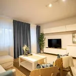 Modern 3br W/ Lg Terrace, Bbq, Ac & Parking