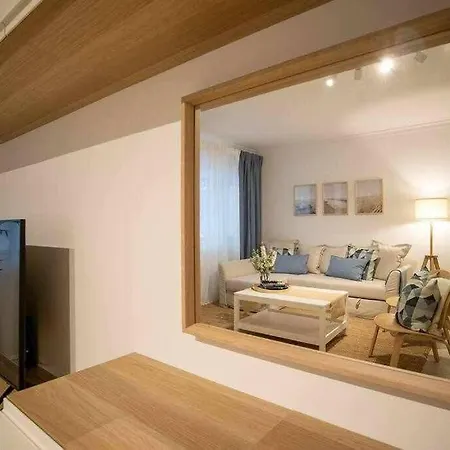 Modern 3br W/ Lg Terrace, Bbq, Ac & Parking アパート タヴィラ