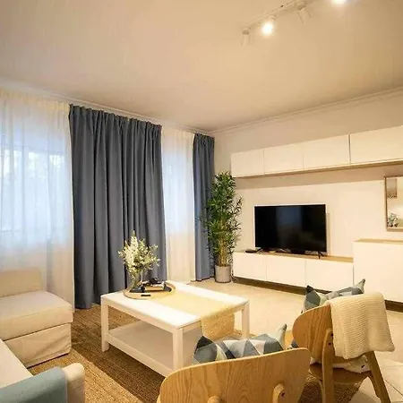 Modern 3br W/ Lg Terrace, Bbq, Ac & Parking