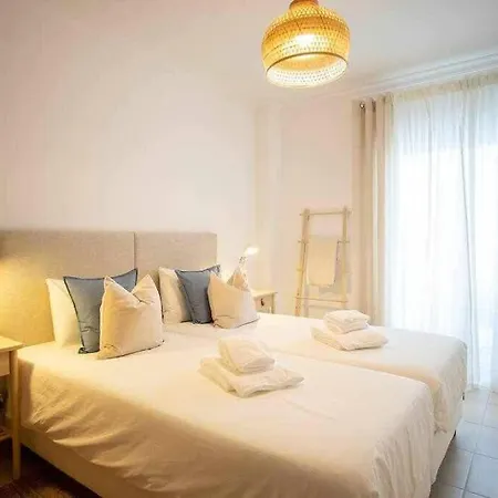 Modern 3br W/ Lg Terrace, Bbq, Ac & Parking Lejlighed