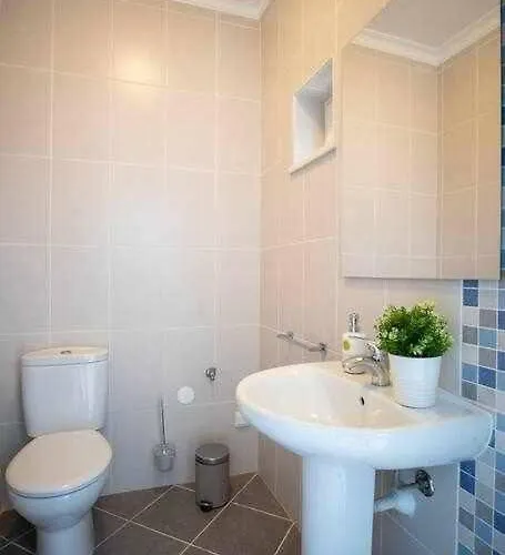 Modern 3br W/ Lg Terrace, Bbq, Ac & Parking Lejlighed