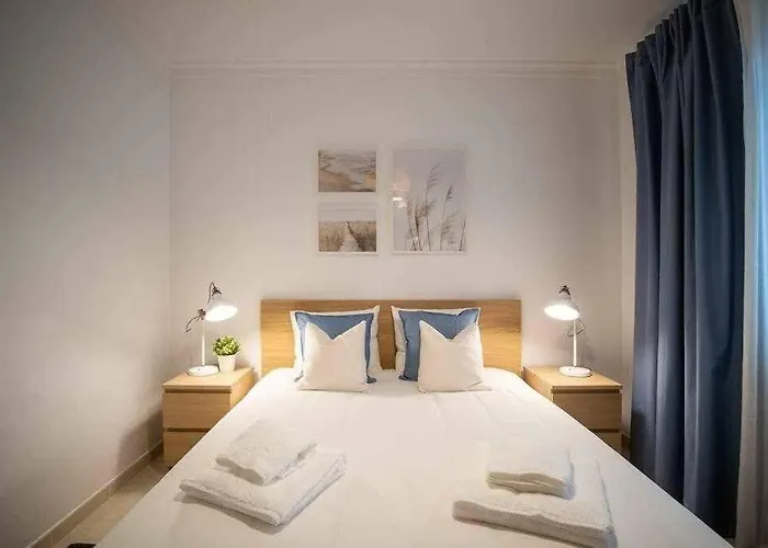 Modern 3br W/ Lg Terrace, Bbq, Ac & Parking