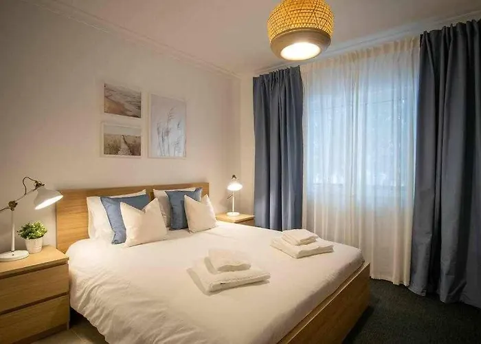 Modern 3br W/ Lg Terrace, Bbq, Ac & Parking Lejlighed *