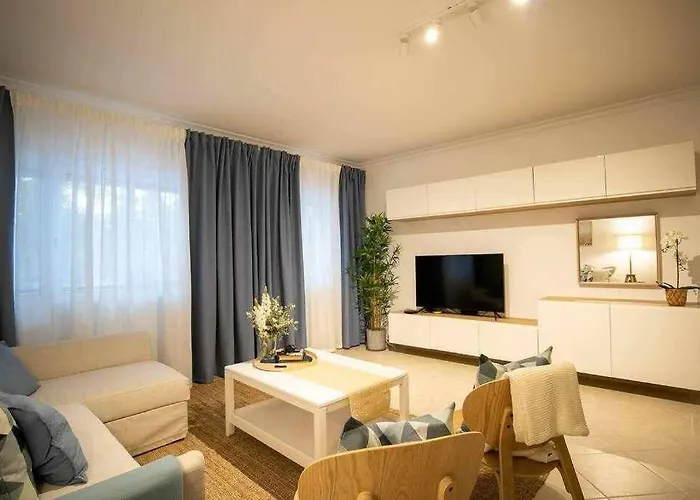 Modern 3br W/ Lg Terrace, Bbq, Ac & Parking