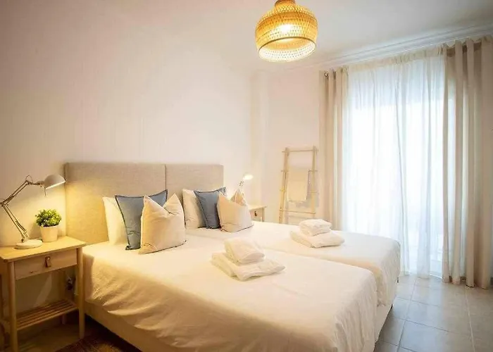 Modern 3br W/ Lg Terrace, Bbq, Ac & Parking Lejlighed