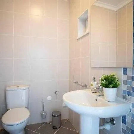 Modern 3br W/ Lg Terrace, Bbq, Ac & Parking דירה